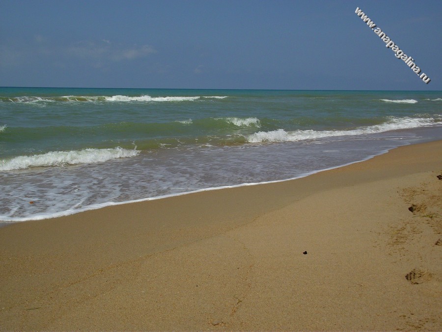 Море и песчаный пляж