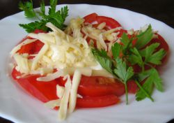 Салат помидоры с майонезом и сыром